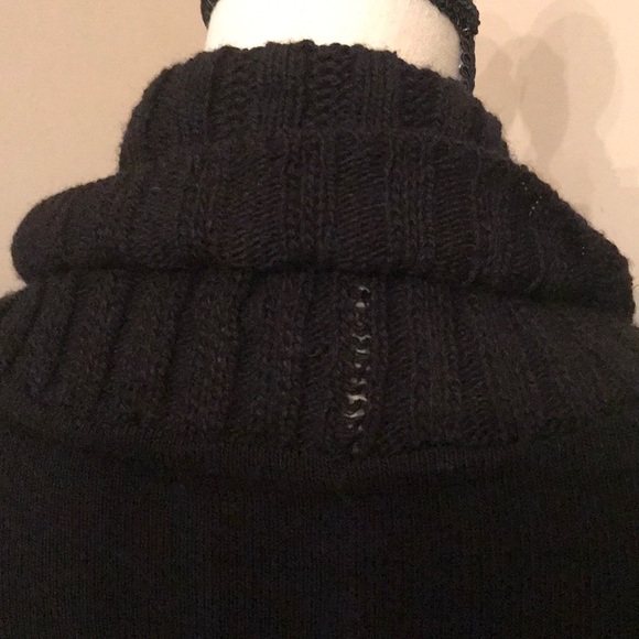 ‼️SOLD‼️ Really cute fitted sweater. - Picture 6 of 8